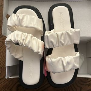 Original Muk Luk White and black sandal